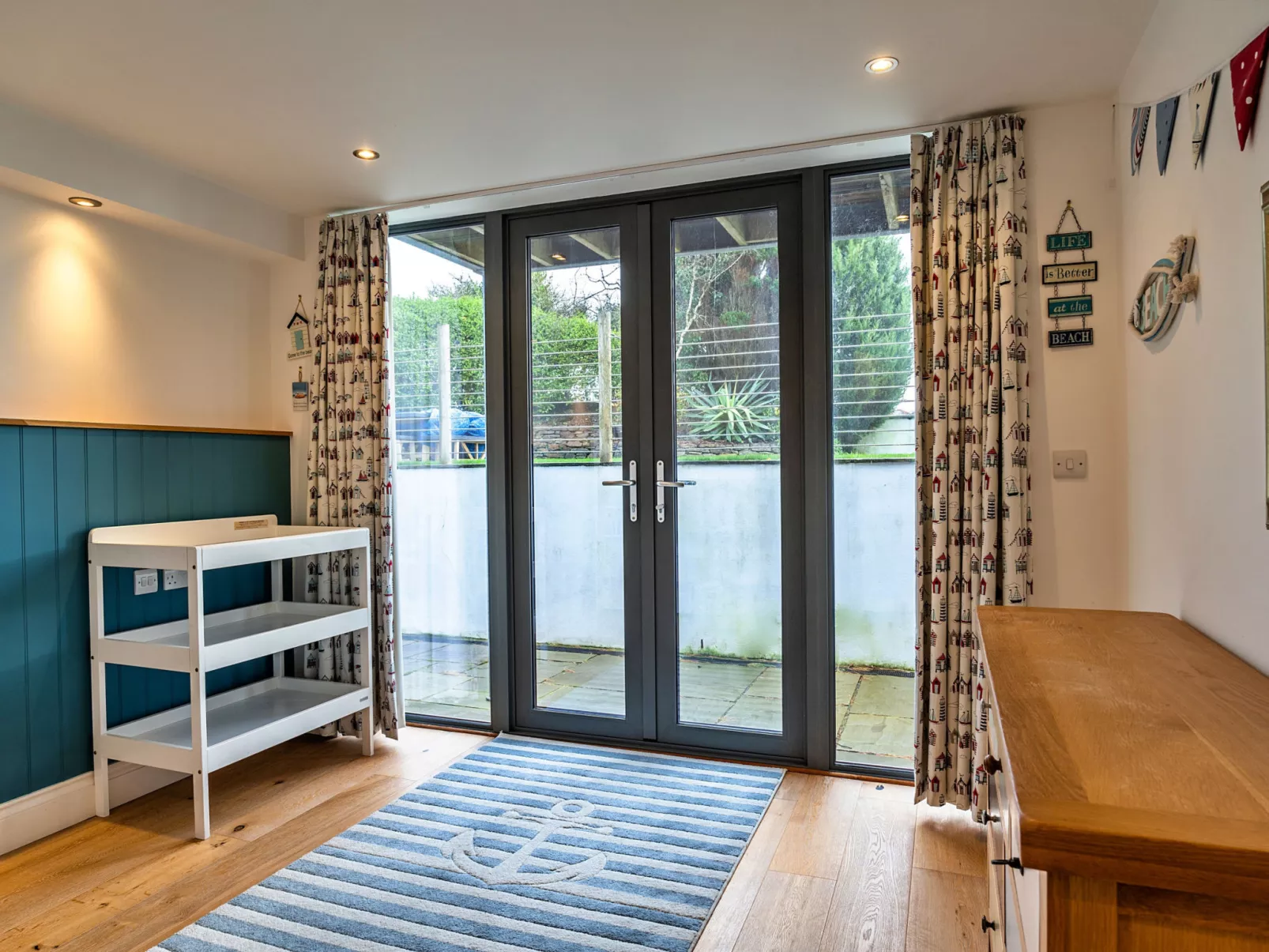 Dingles Cottage-Binnen