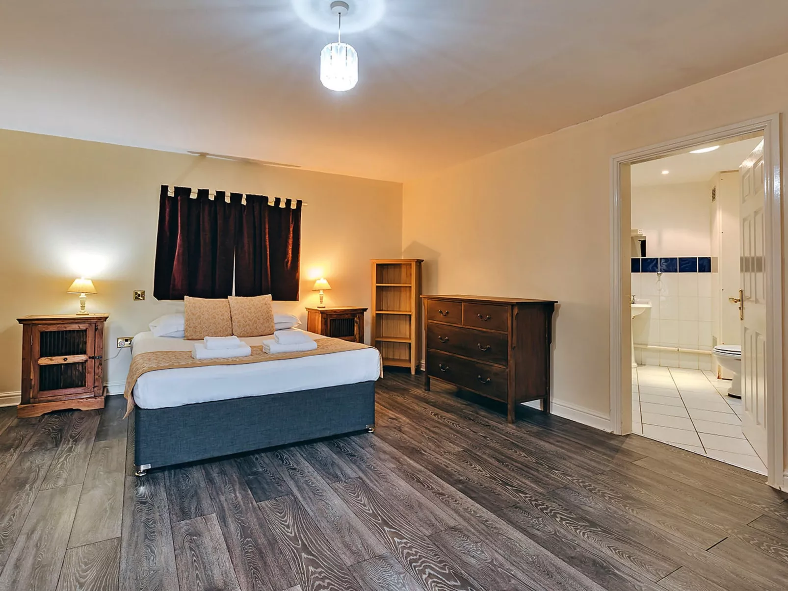 Netley Hall - Honeysuckle-Binnen