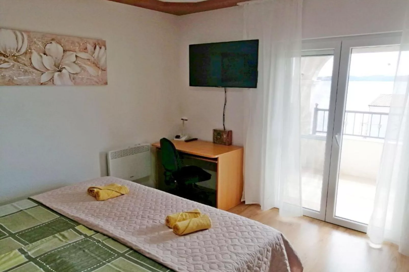 Apartment Libe with Sea View Trogir - Two Bedroom Apartment with Balcony-Slaapkamer