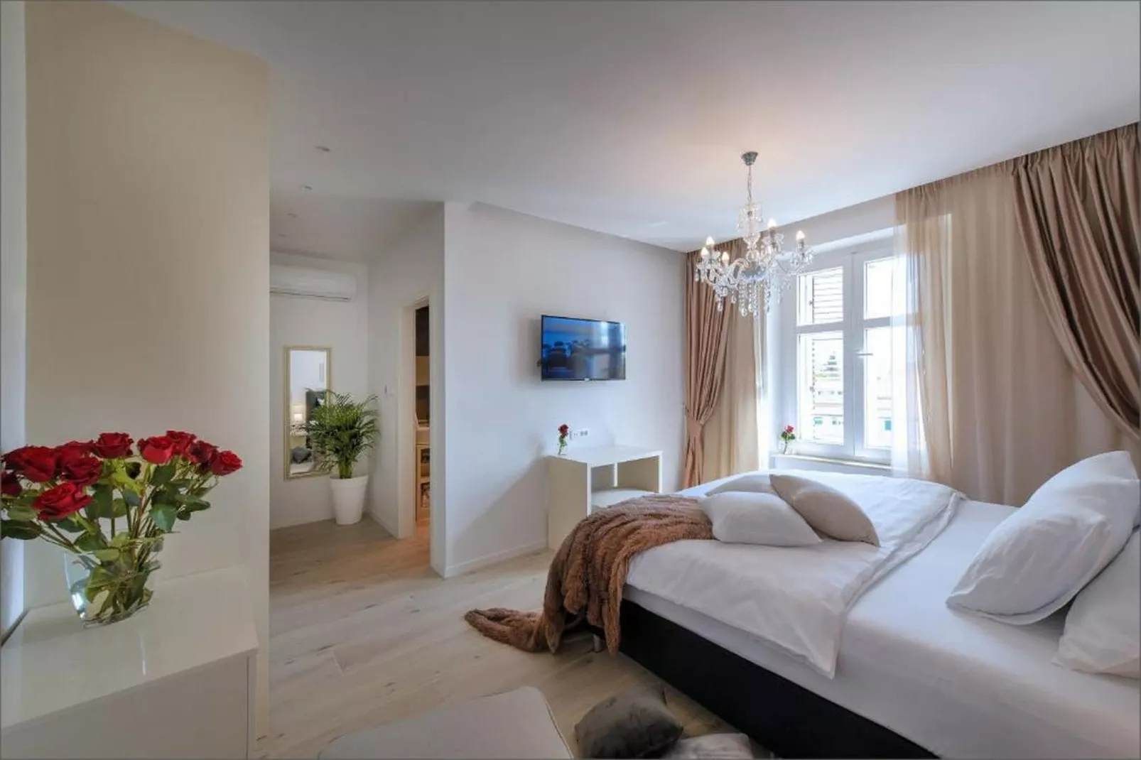 Deluxe Room with King Bed (2)-Slaapkamer