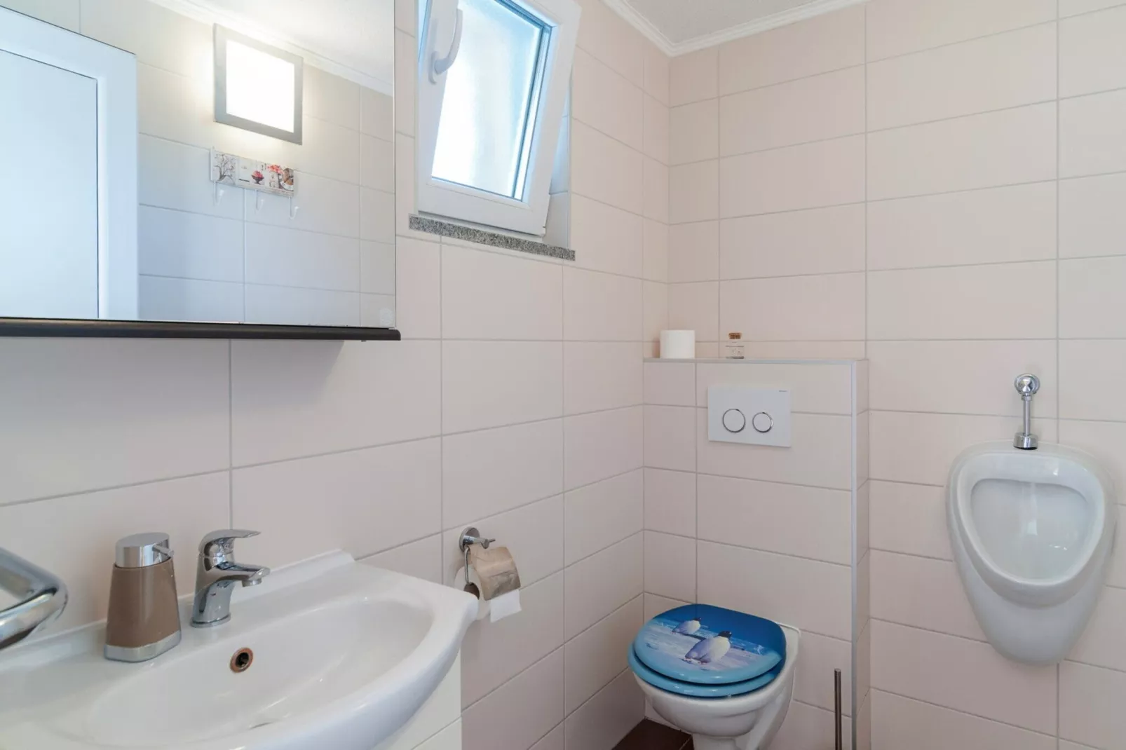 Five-Bedroom Home-Badkamer