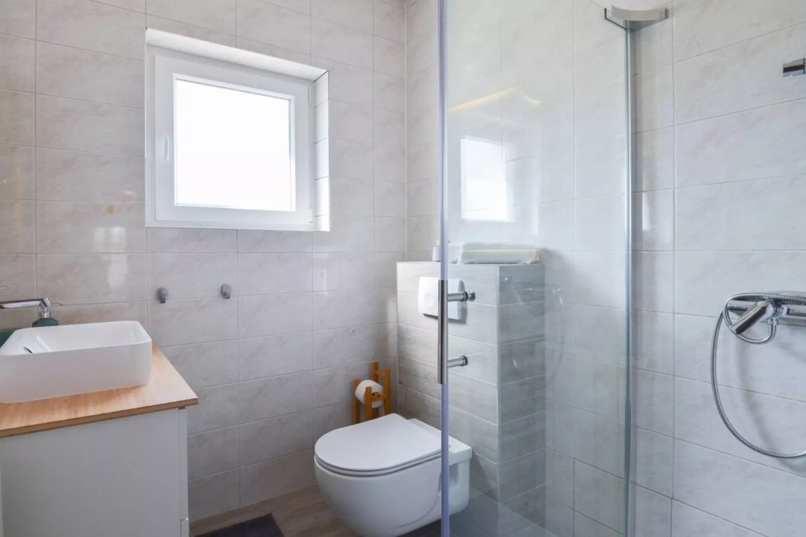 Villa With Pool-Badkamer