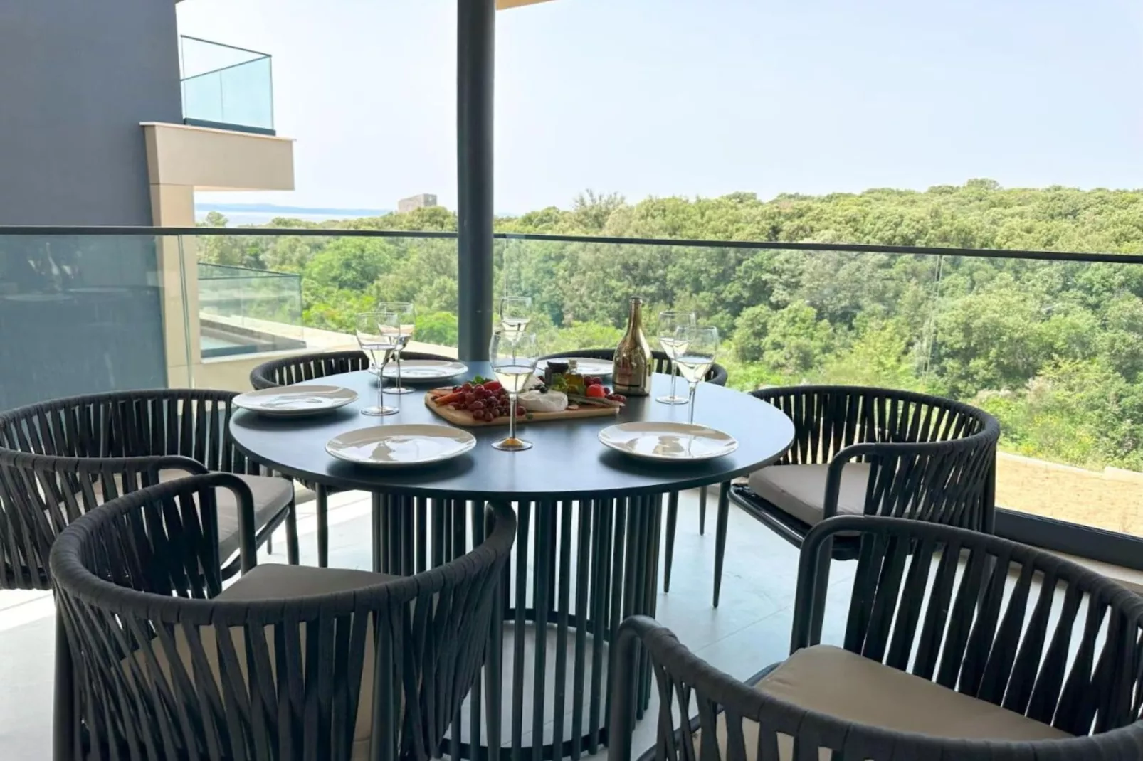 Leonarda Waterfront Residences- Three-Bedroom Penthouse  (The Riviera Three) -S3-Eetkamer