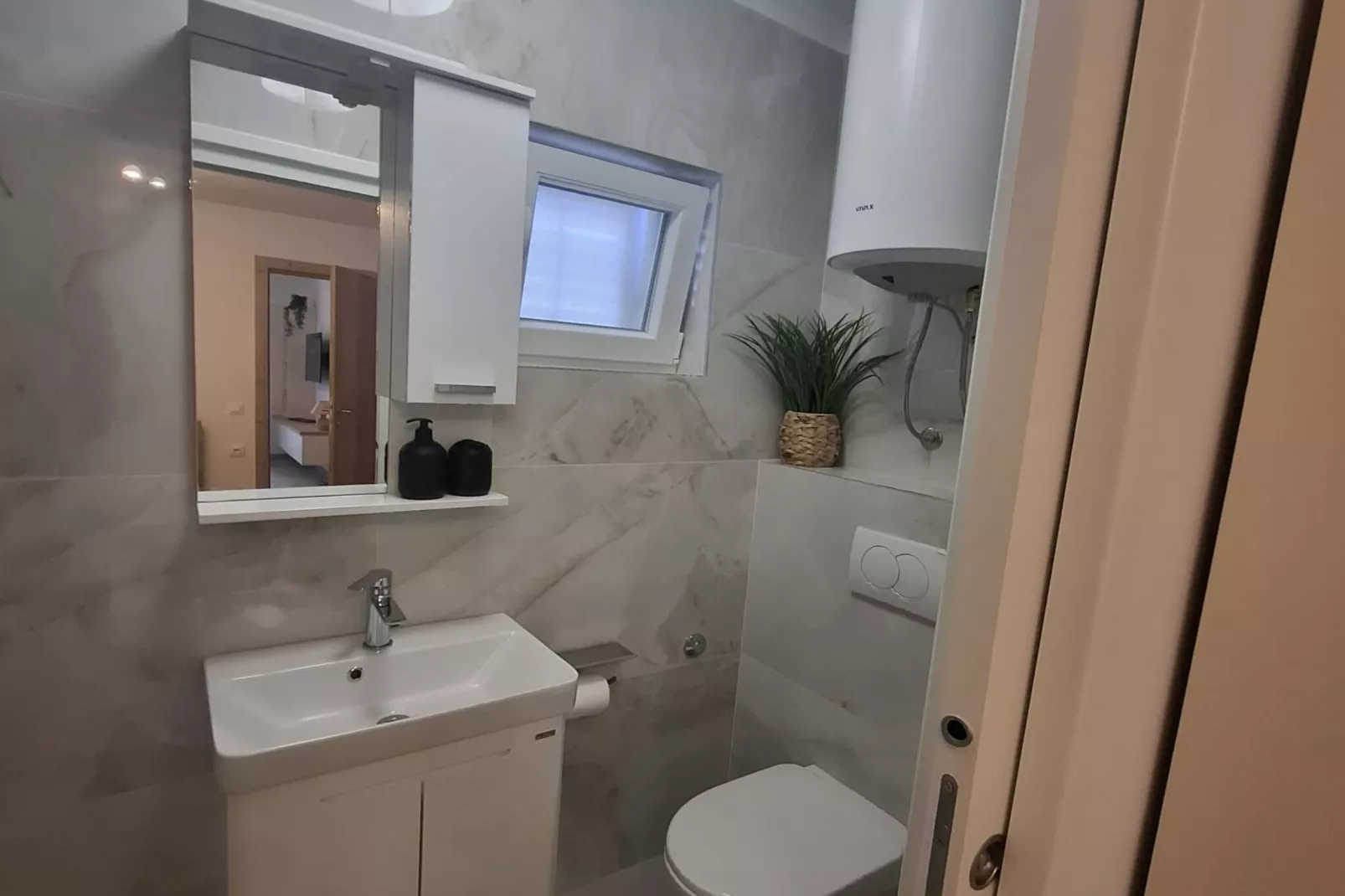 Apartment Jakić - One Bedroom Apartment with Garden View-Badkamer