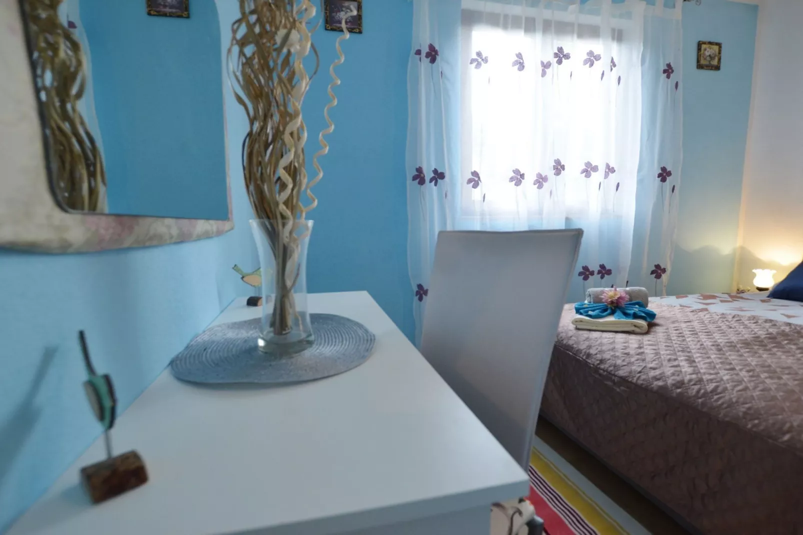 Zevnik Quiet Retreat with Stunning Views and Equestrian Activities - Family Room with Private Bathroom 8-Slaapkamer