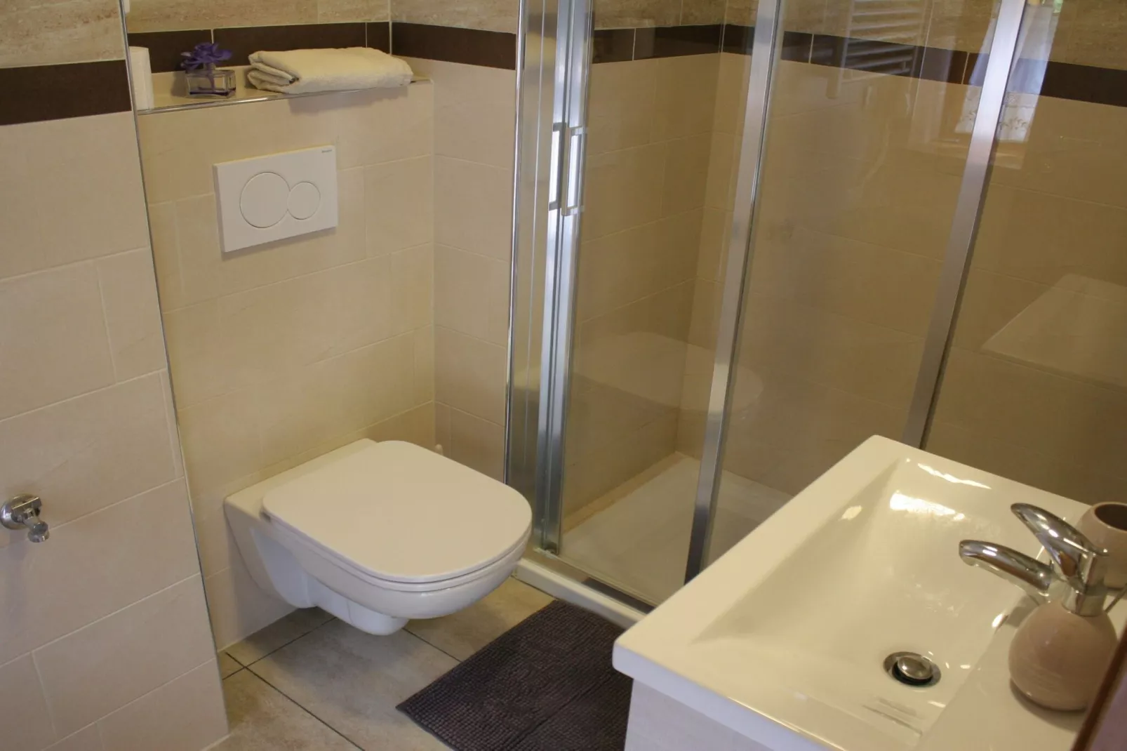 Riverside Rustic Ridge Apartments with Balcony - Two Bedroom Apartment with Balcony-Badkamer