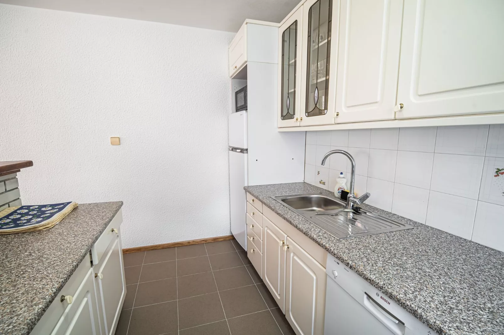 Mountain View Haven Apartments - Two Bedroom Apartment with Balcony-Keuken