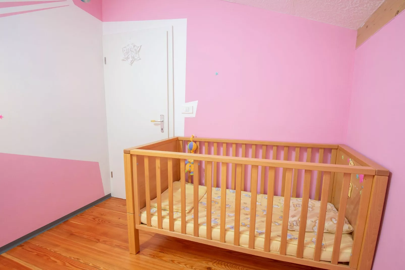 Family-Friendly Serene Retreat Holiday Home - Four Bedroom Holiday Home  with Terrace-Slaapkamer