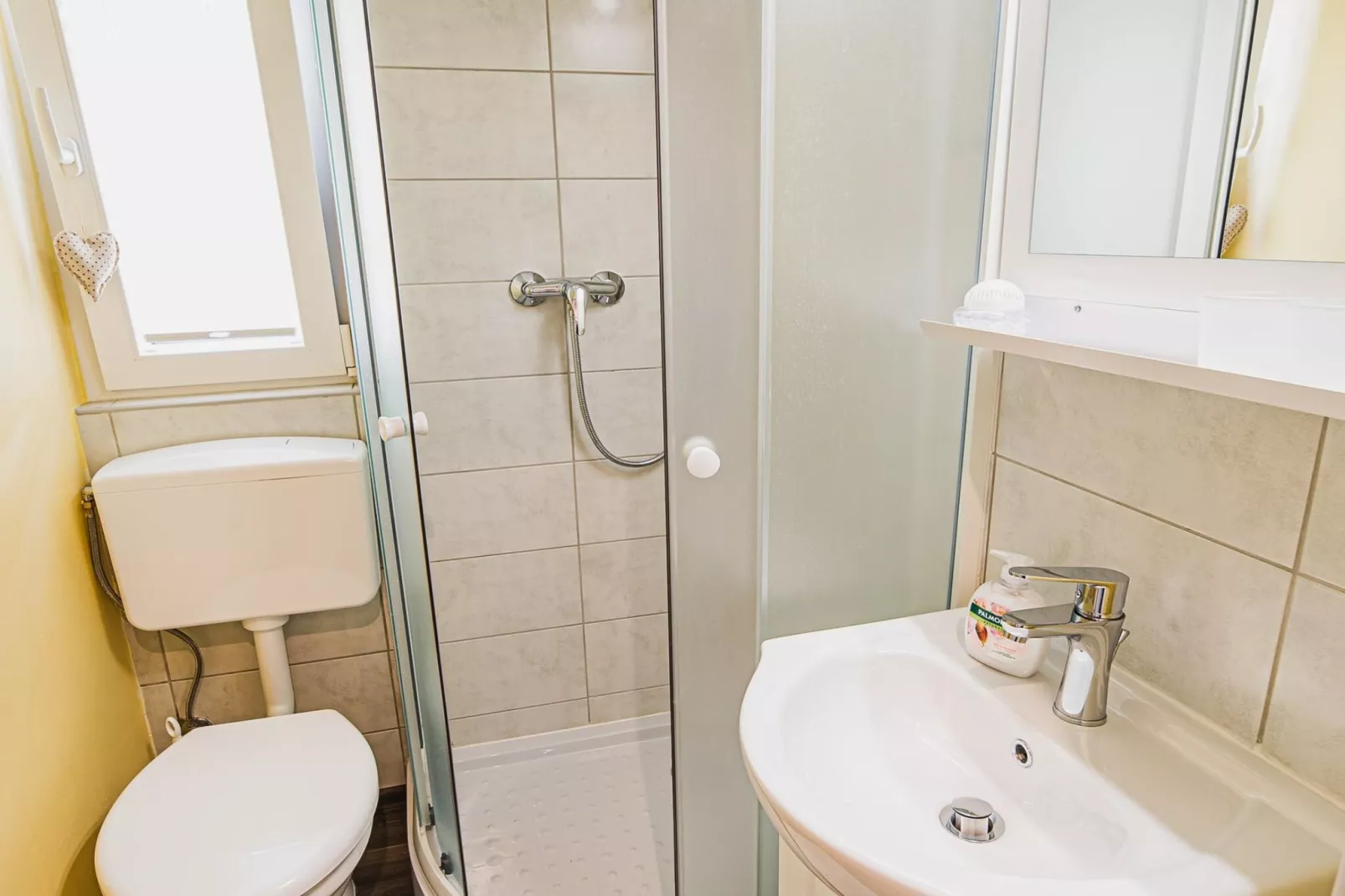 Enchanting Rural Apartment with Terrace - Studio Apartment with Terrace-Badkamer