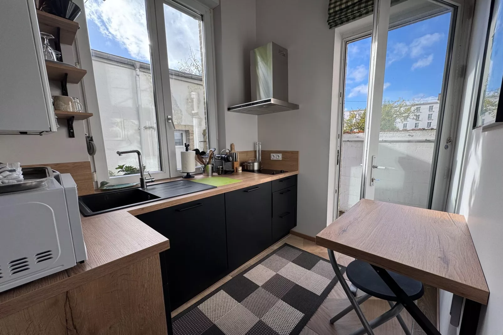 Appartement avec la petite cour-Keuken