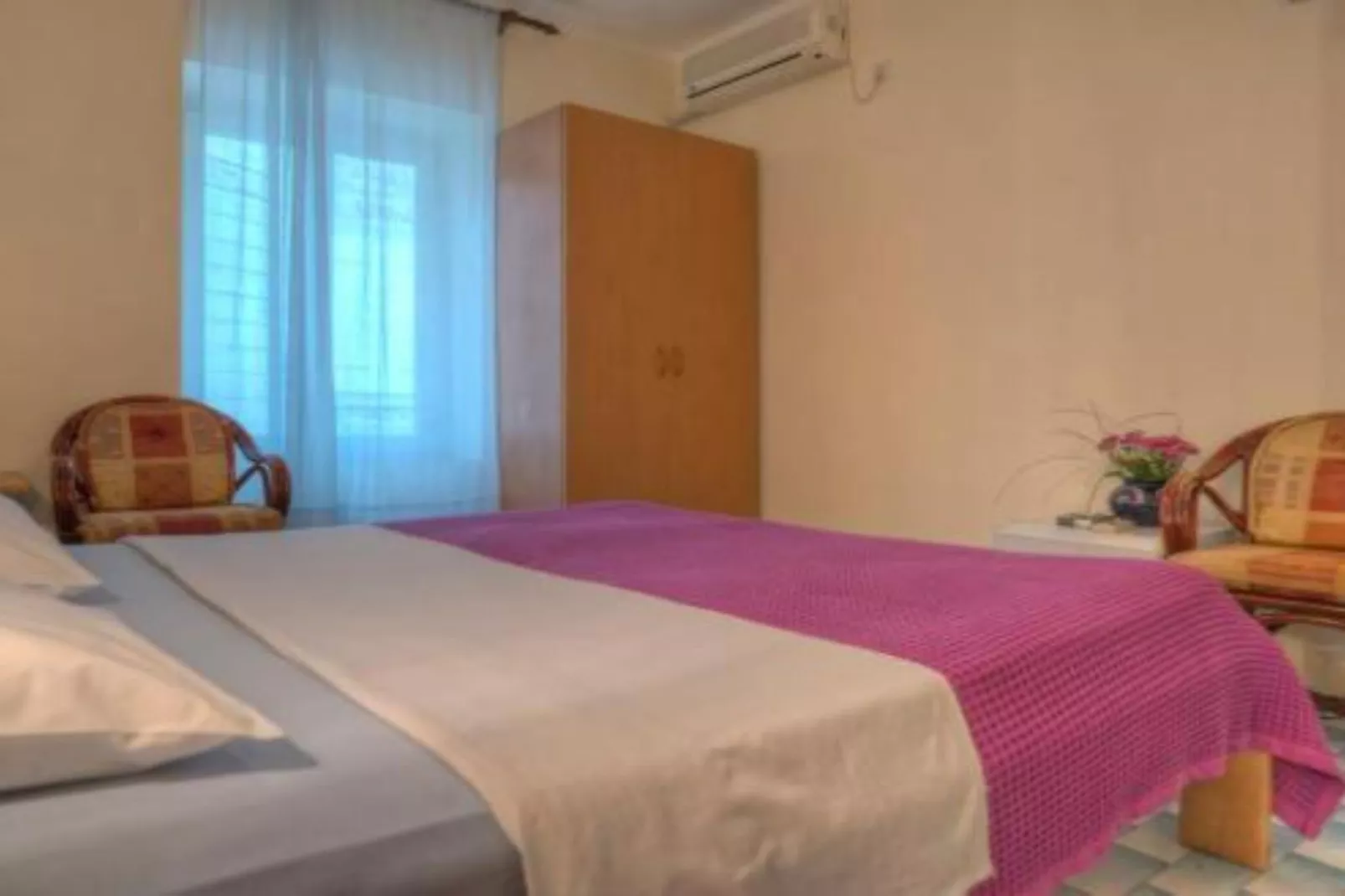 Quaint & Affordable Stay in Budva Traditional Stone House - Family Room 2-Slaapkamer