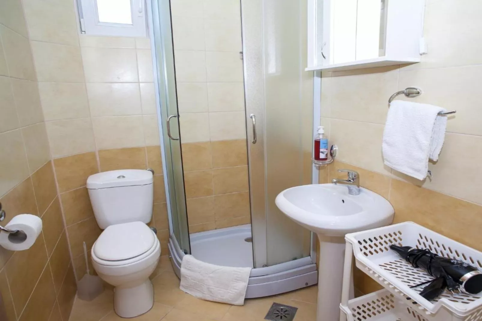 Charming Seaside Escape in Kotor - One Bedroom Apartment with Sea View 1-Badkamer