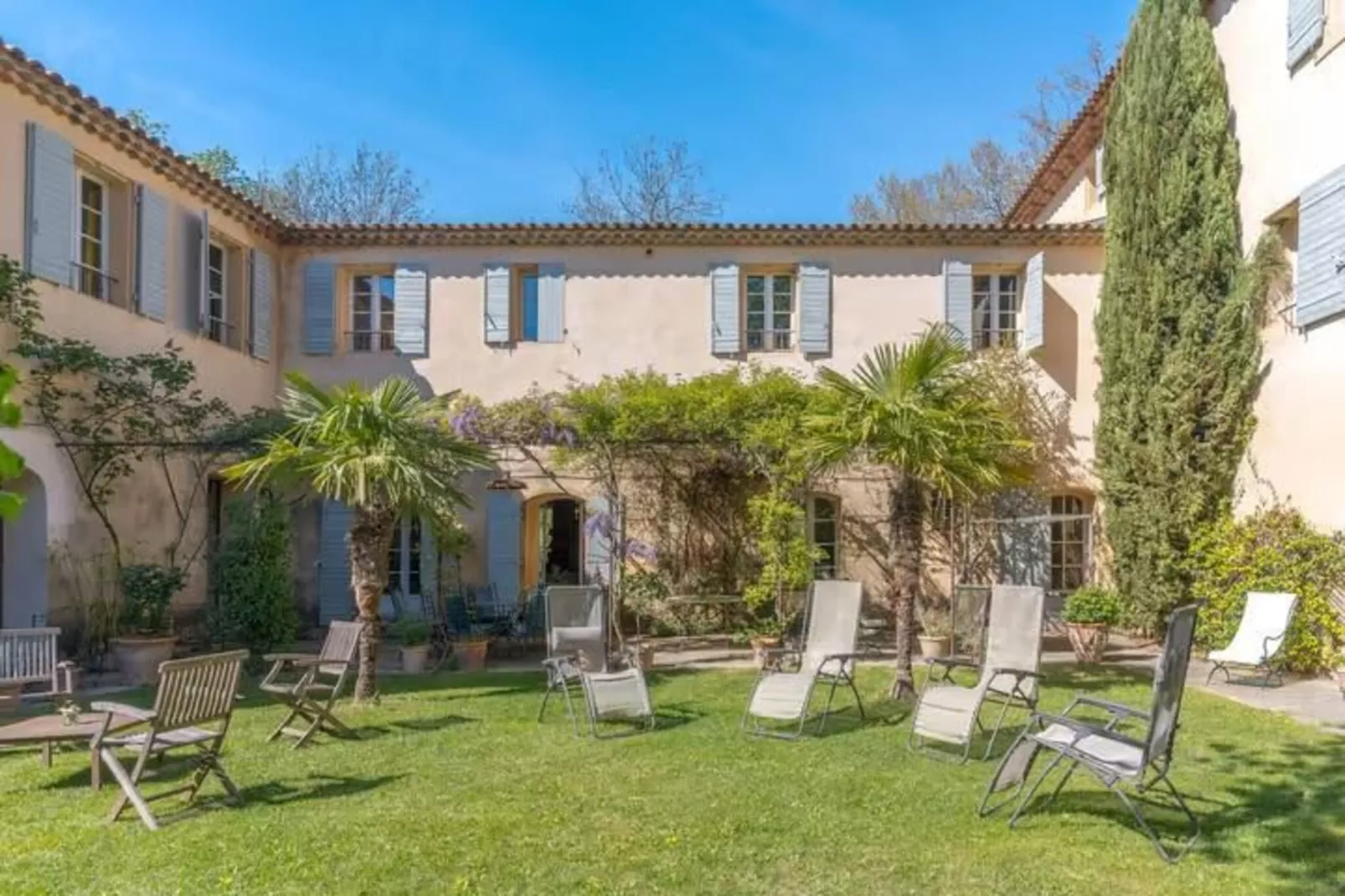 Mas de Corinne-Buitenkant zomer