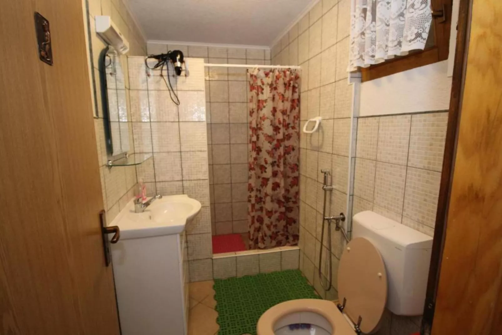 Four bedroom home with river view-Badkamer