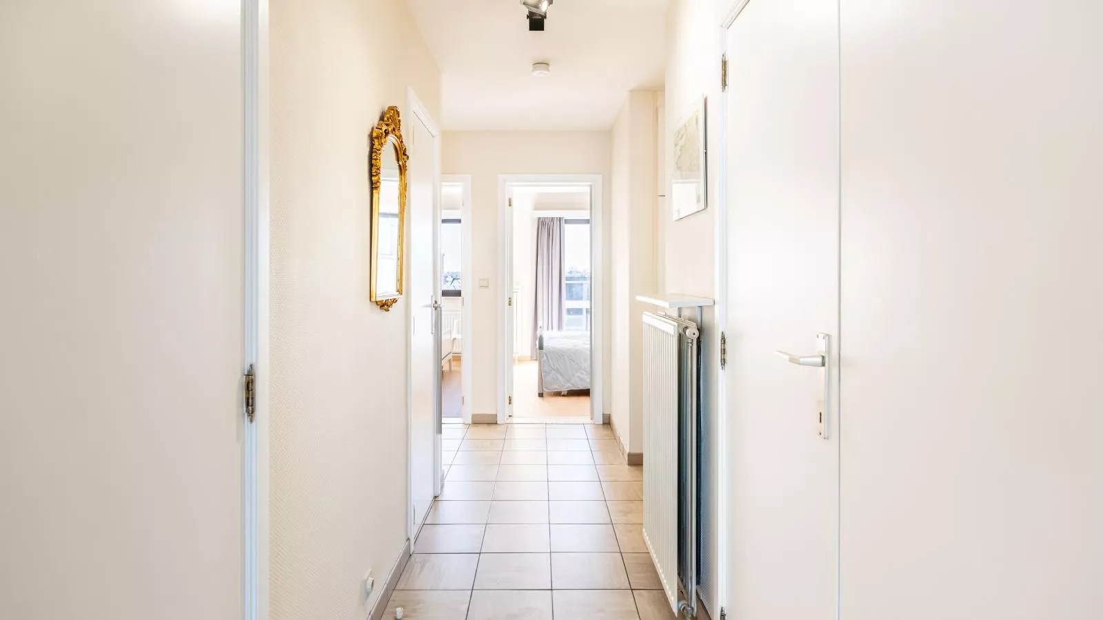 La Digue Est cinq-Overloop