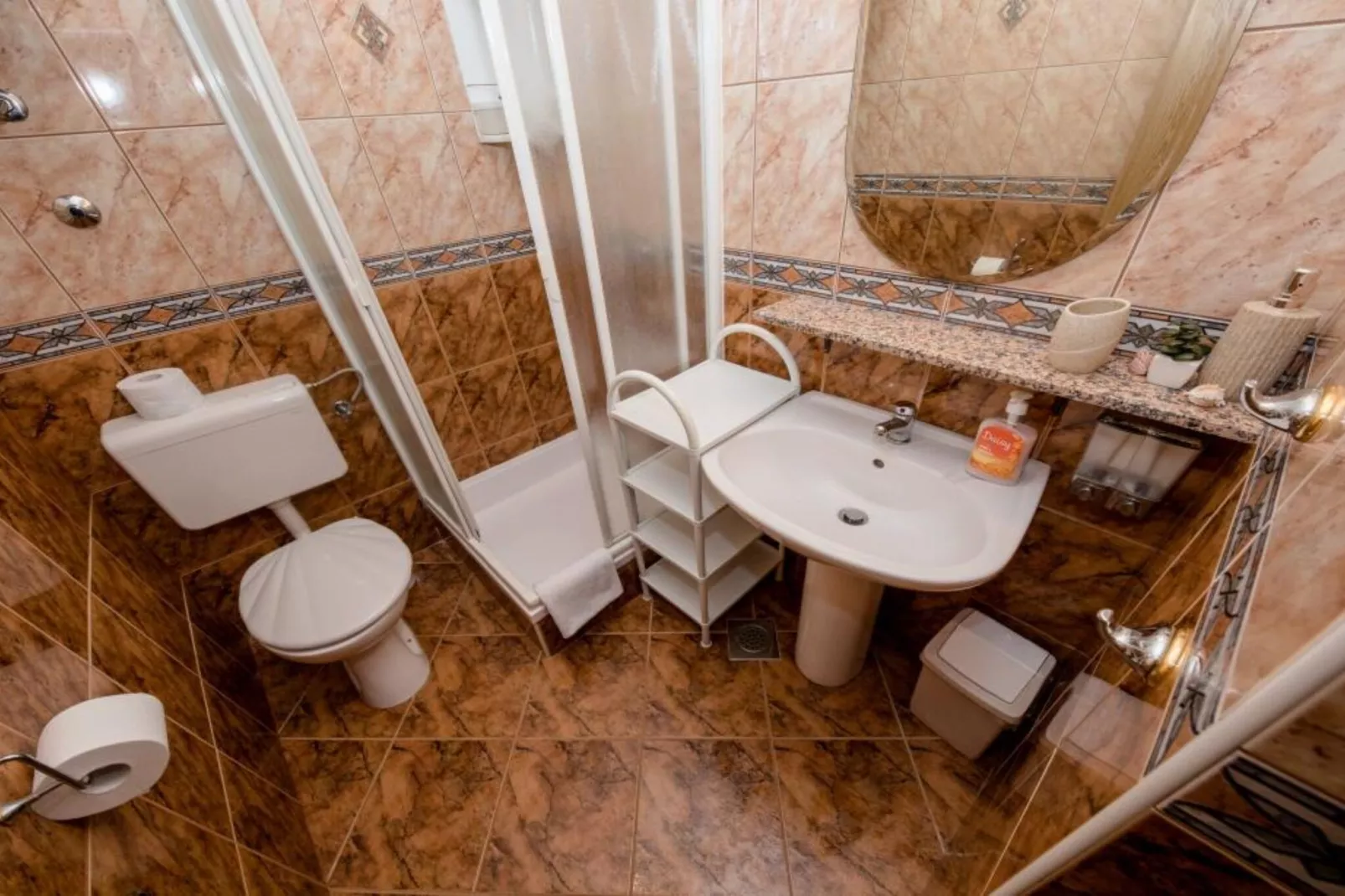 Two Bedroom Apartment with Terrace 1-Badkamer