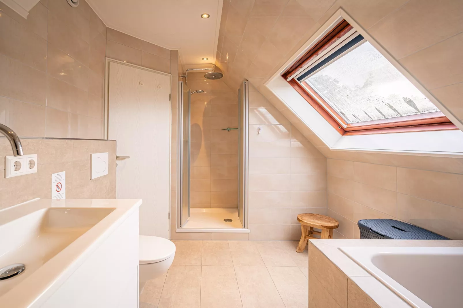 Kamperfoelie 89-Badkamer