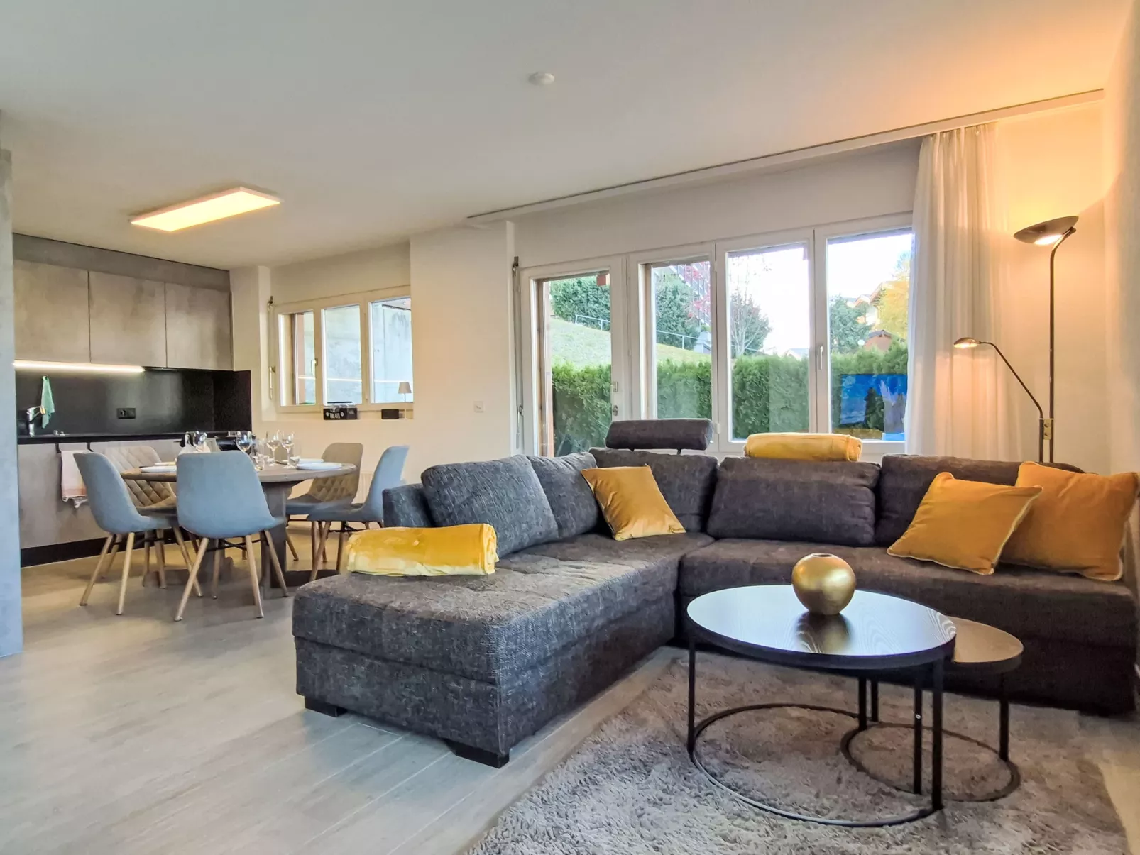 Ambassador 2/1-Binnen