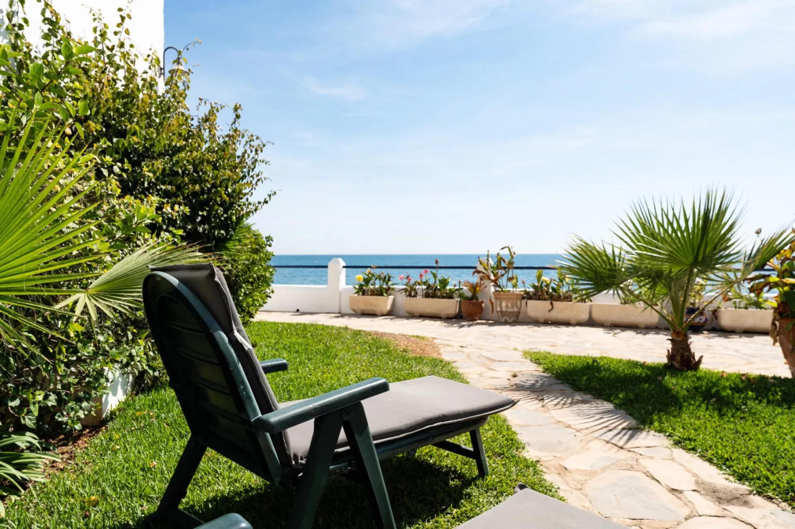 CT 398 - Faro's Beachfront House in Calahonda-Terrasbalkon