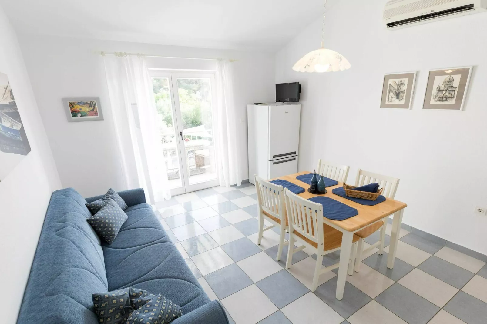 Beach apartment Jadrija-Eetkamer