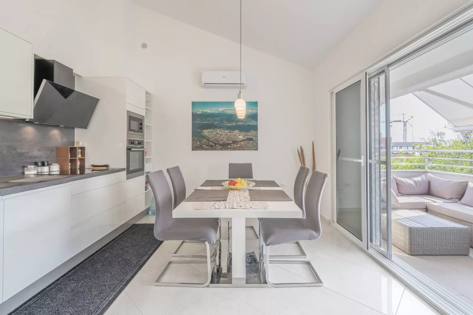 Sea view apartment Privlaka-Eetkamer