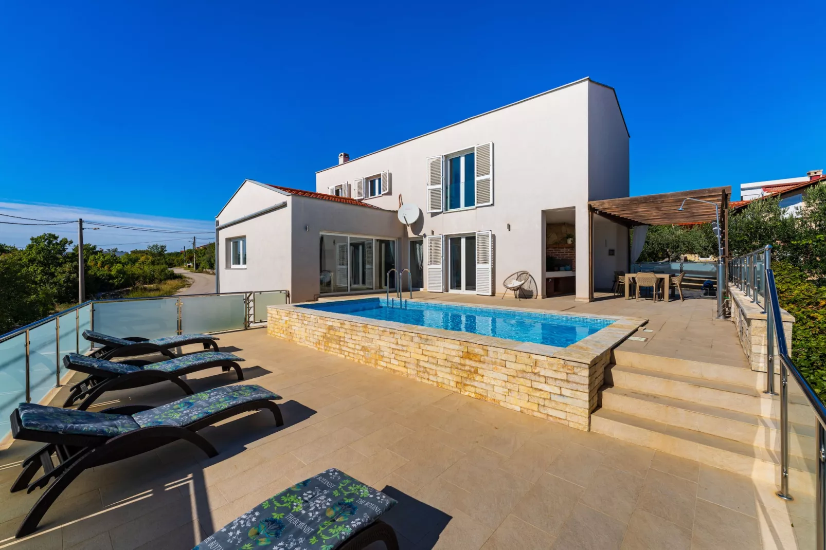 Sea view Villa Anpero-Buitenkant zomer