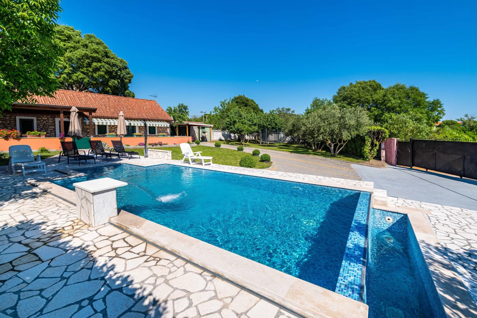 Authentic stone house Momo-Zwembad