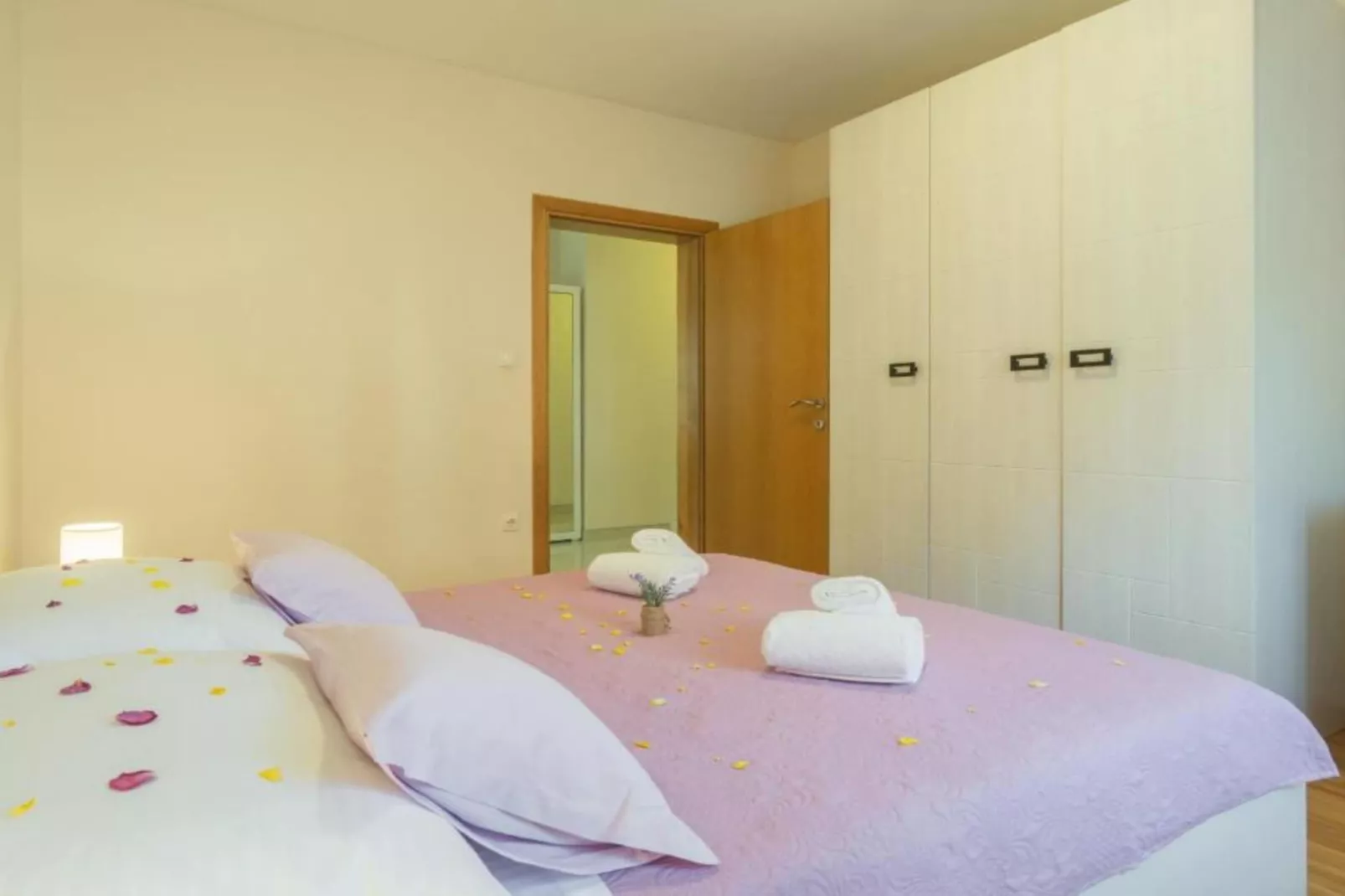 Holiday House BALEN with Swimming Pool - Six Bedroom Holiday House With Pool-Slaapkamer