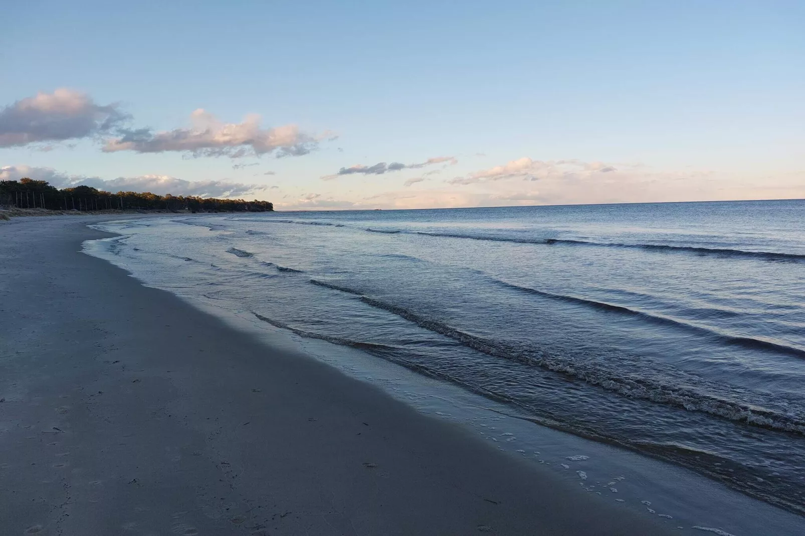 Gezellig huisje bij het strand in Ahus-Waterzicht