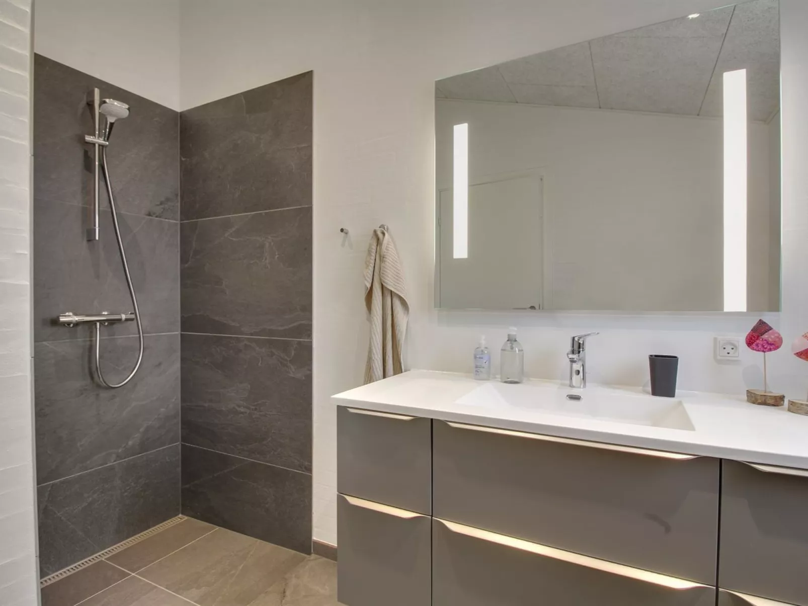 "Jirina" - 750m from the sea-Binnen