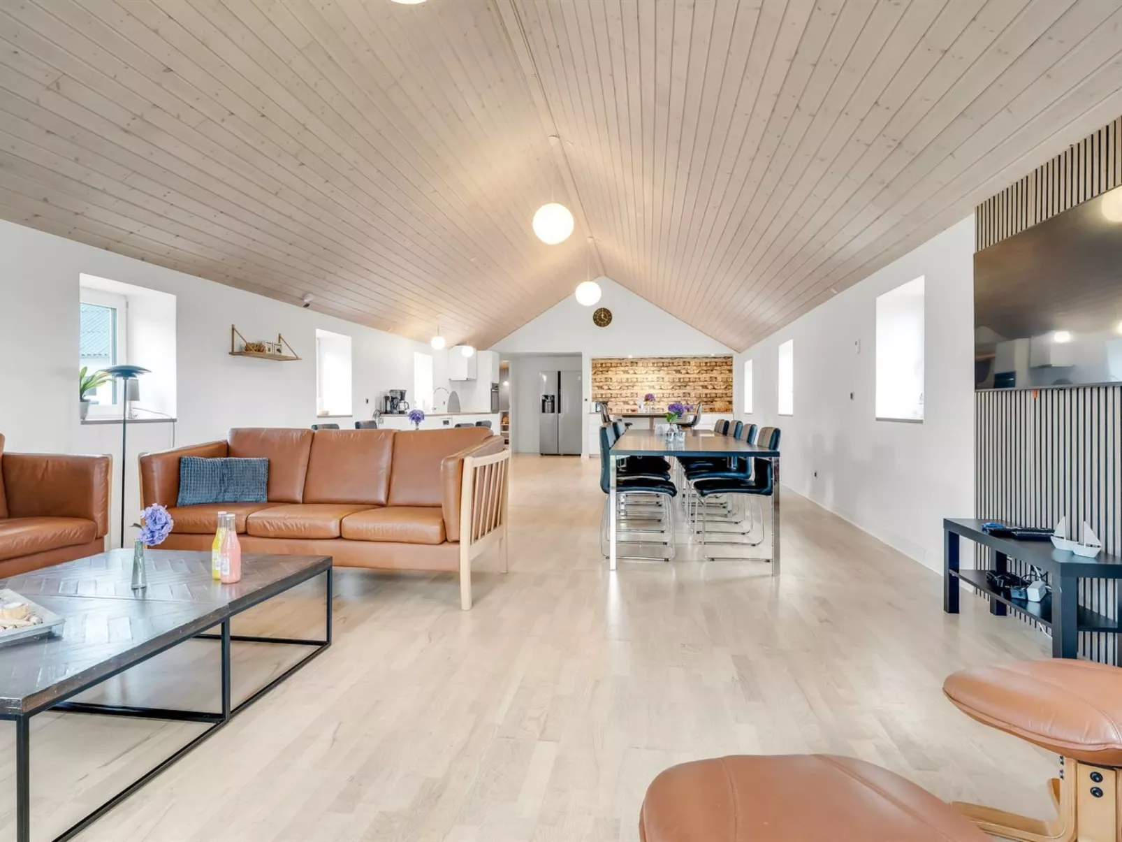 "Folkar" - 3km to the fjord-Binnen