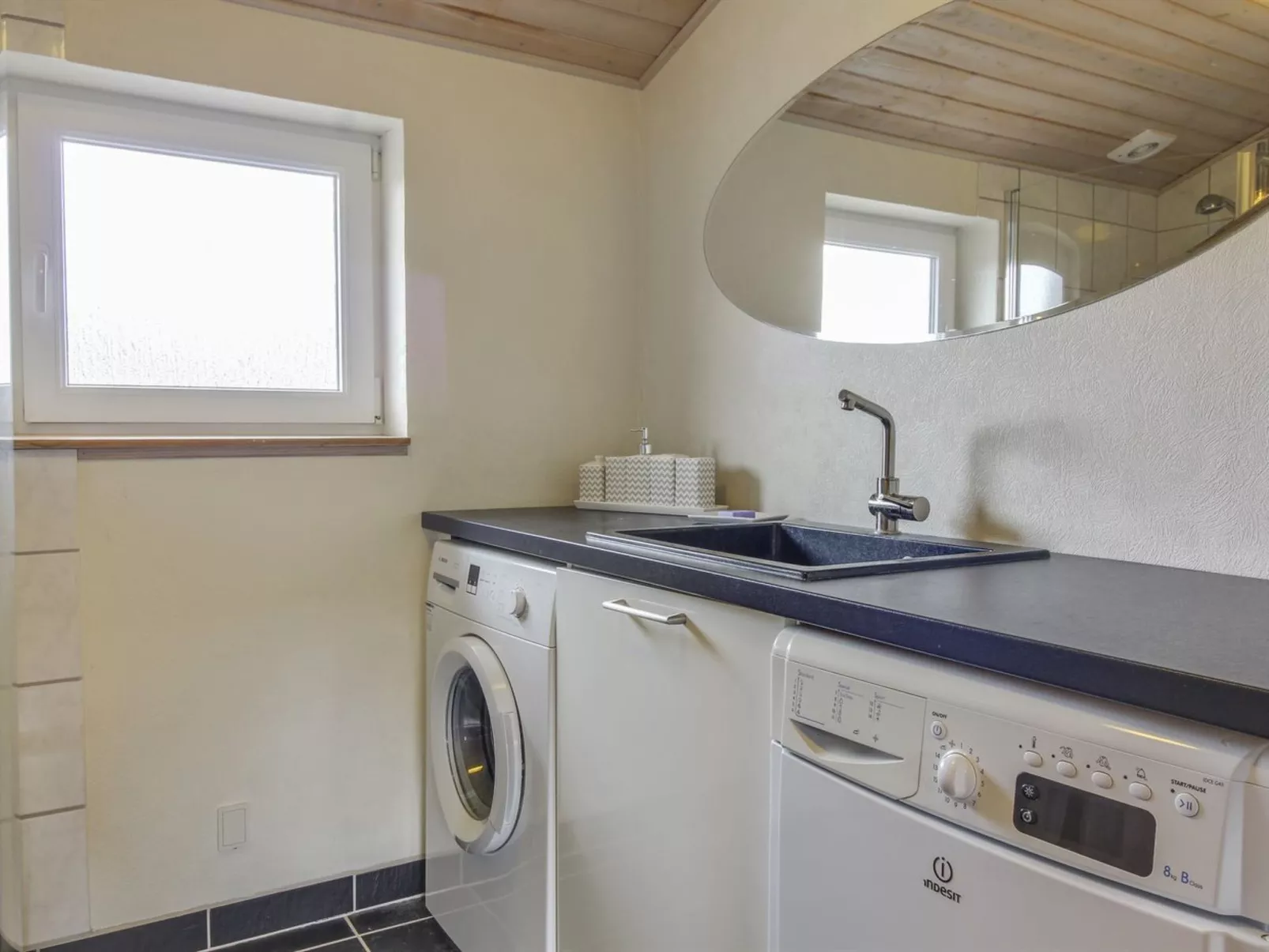 "Susan" - 600m from the sea-Binnen