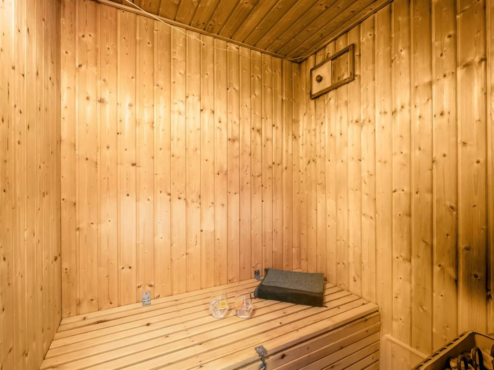 "Lambe" -  from the sea-Binnen