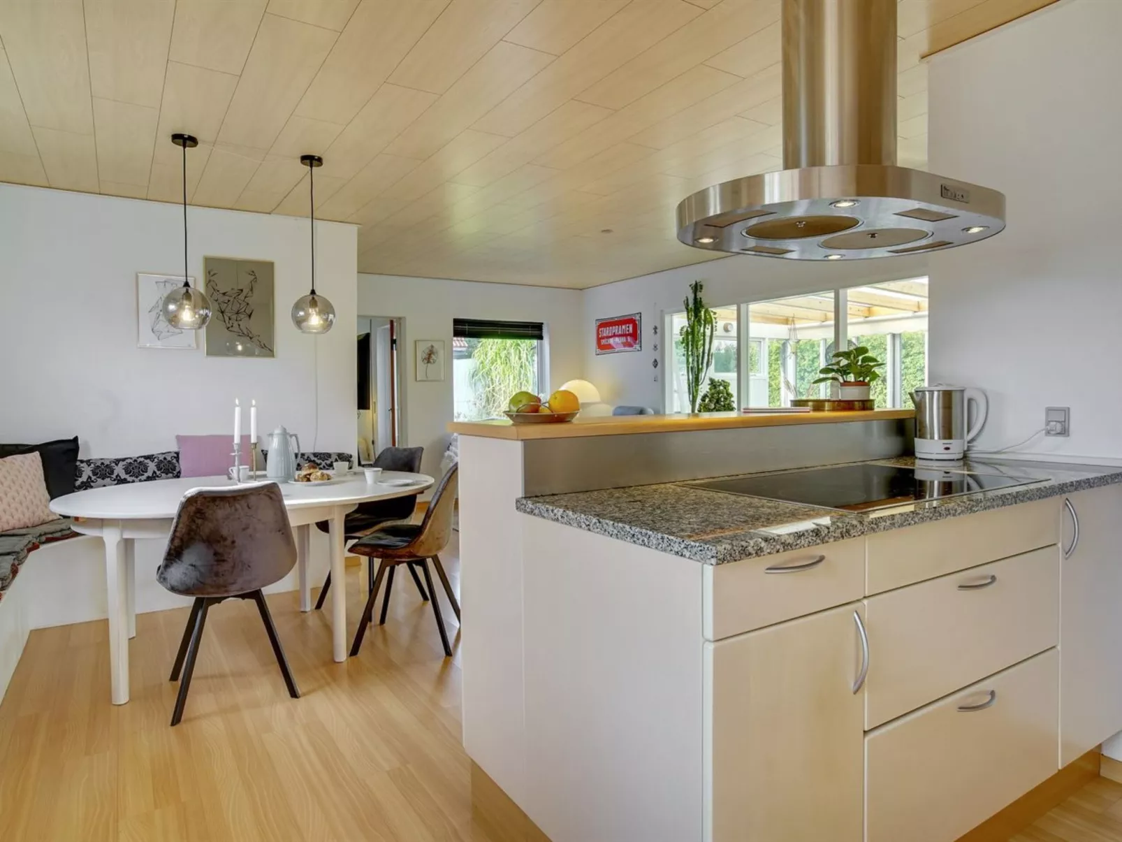 "Hattie" - 100m from the sea-Binnen