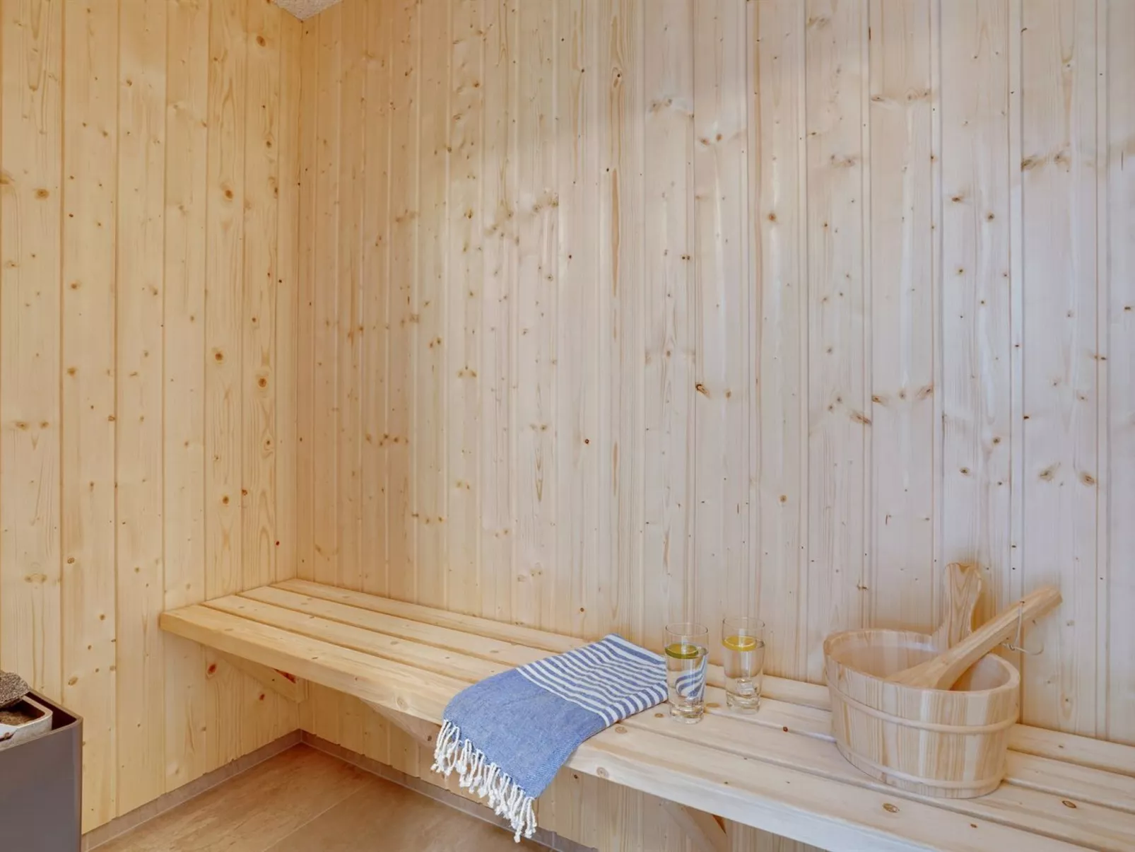 "Alvhild" -  from the sea-Binnen