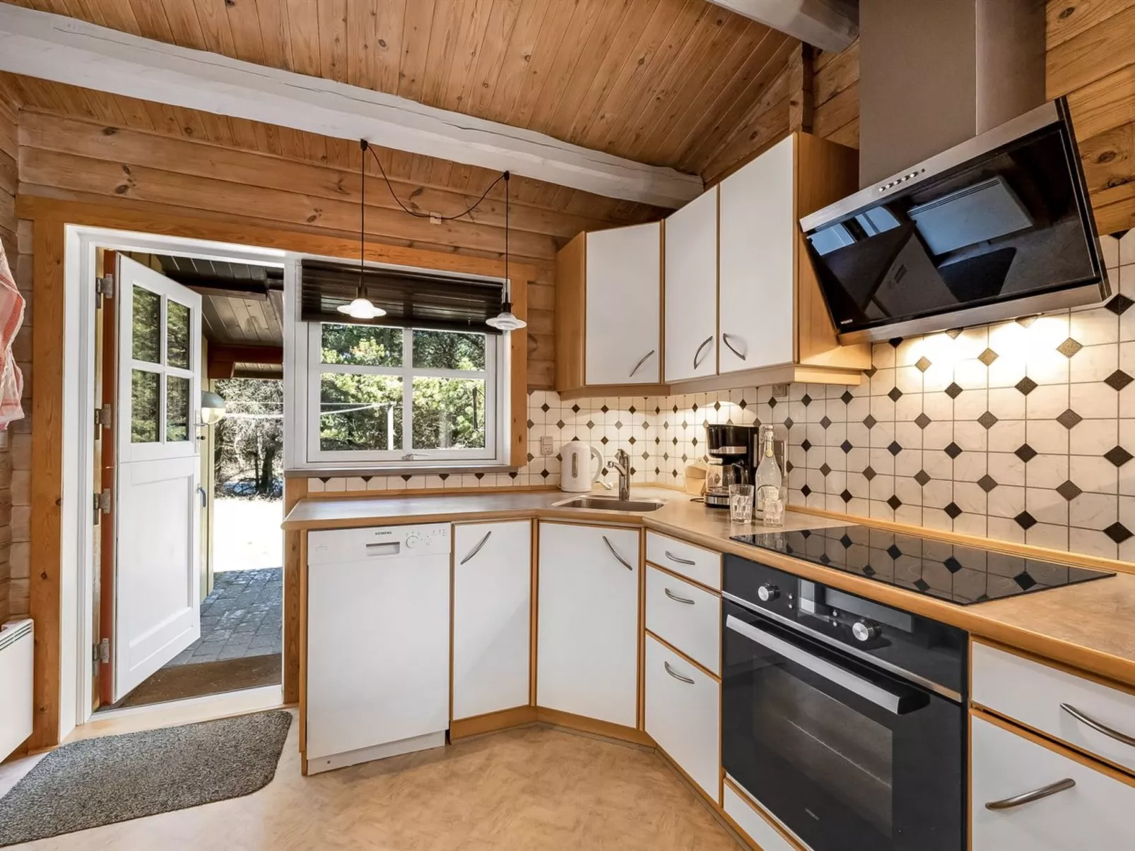 "Yaris" - 800m to the fjord-Binnen