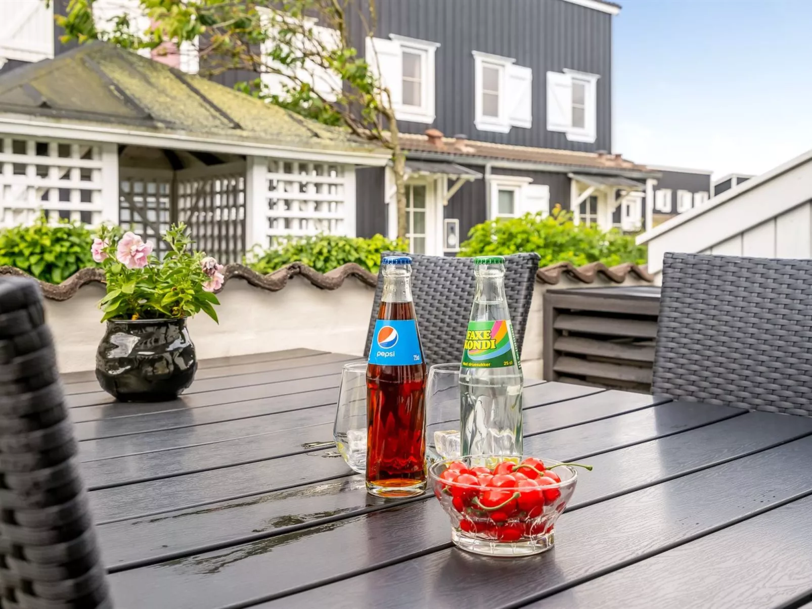 "Hermanda" - 100m to the fjord-Buiten