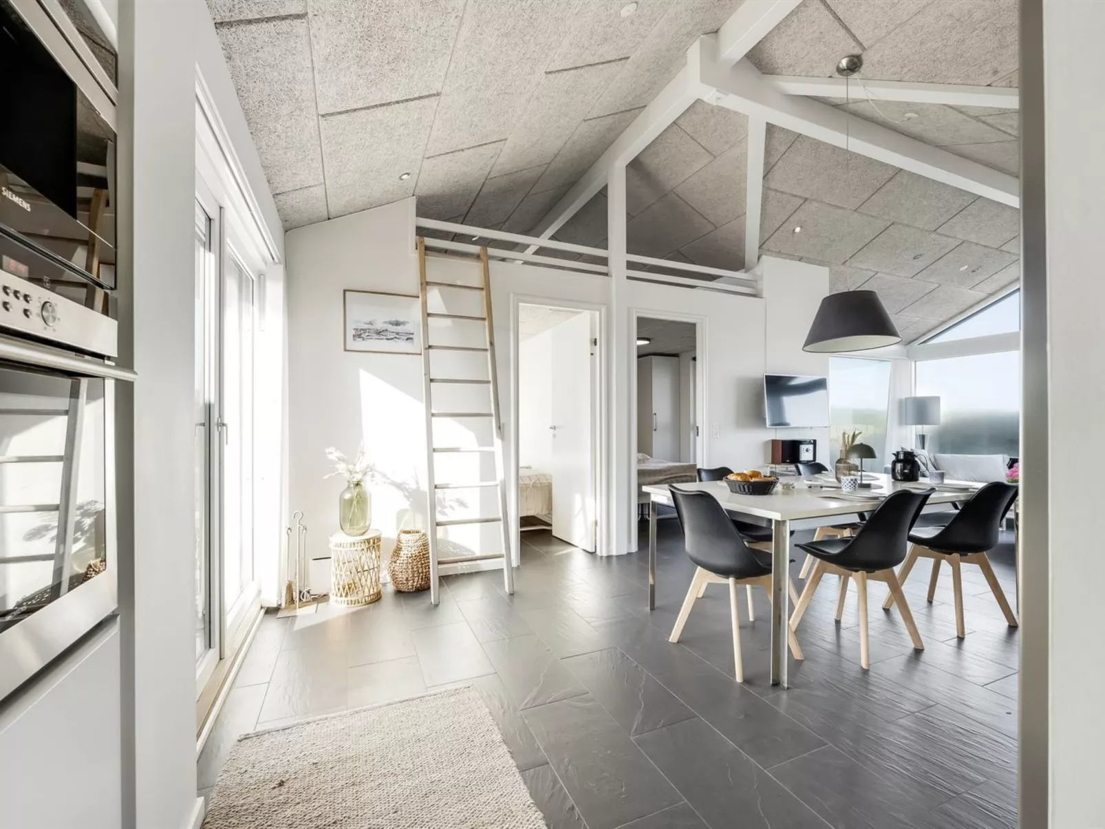 "Antonie" - 95m from the sea-Binnen