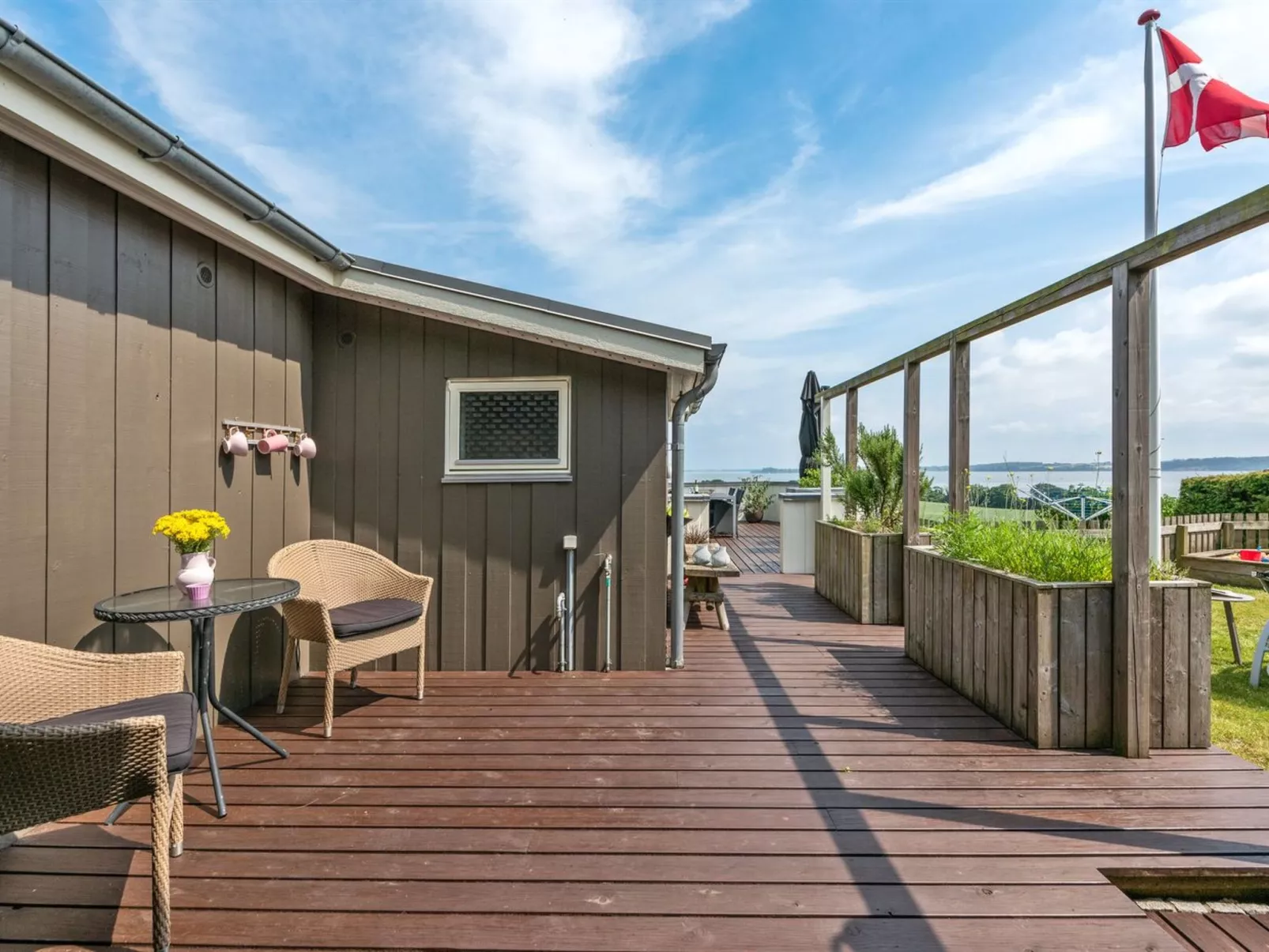 "Haraldina" - 350m to the fjord-Buiten