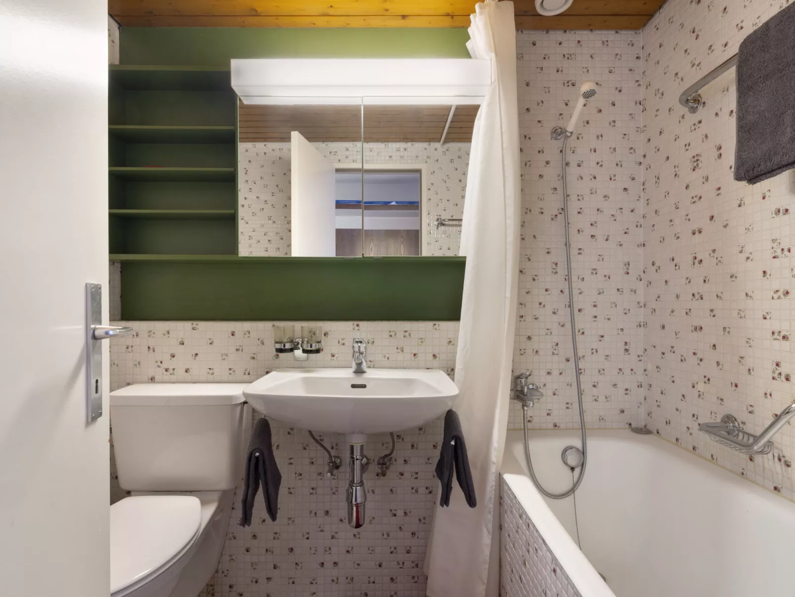 Jeanne D'Arc Apt. A-8-Binnen