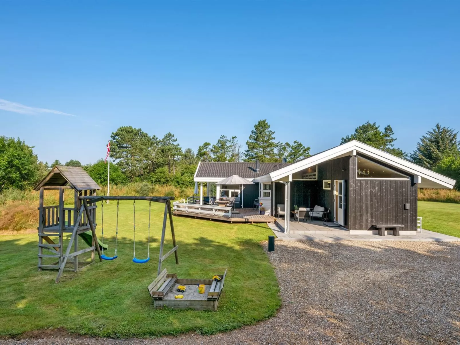 "Sviðandi" - 1.5km from the sea-Buiten