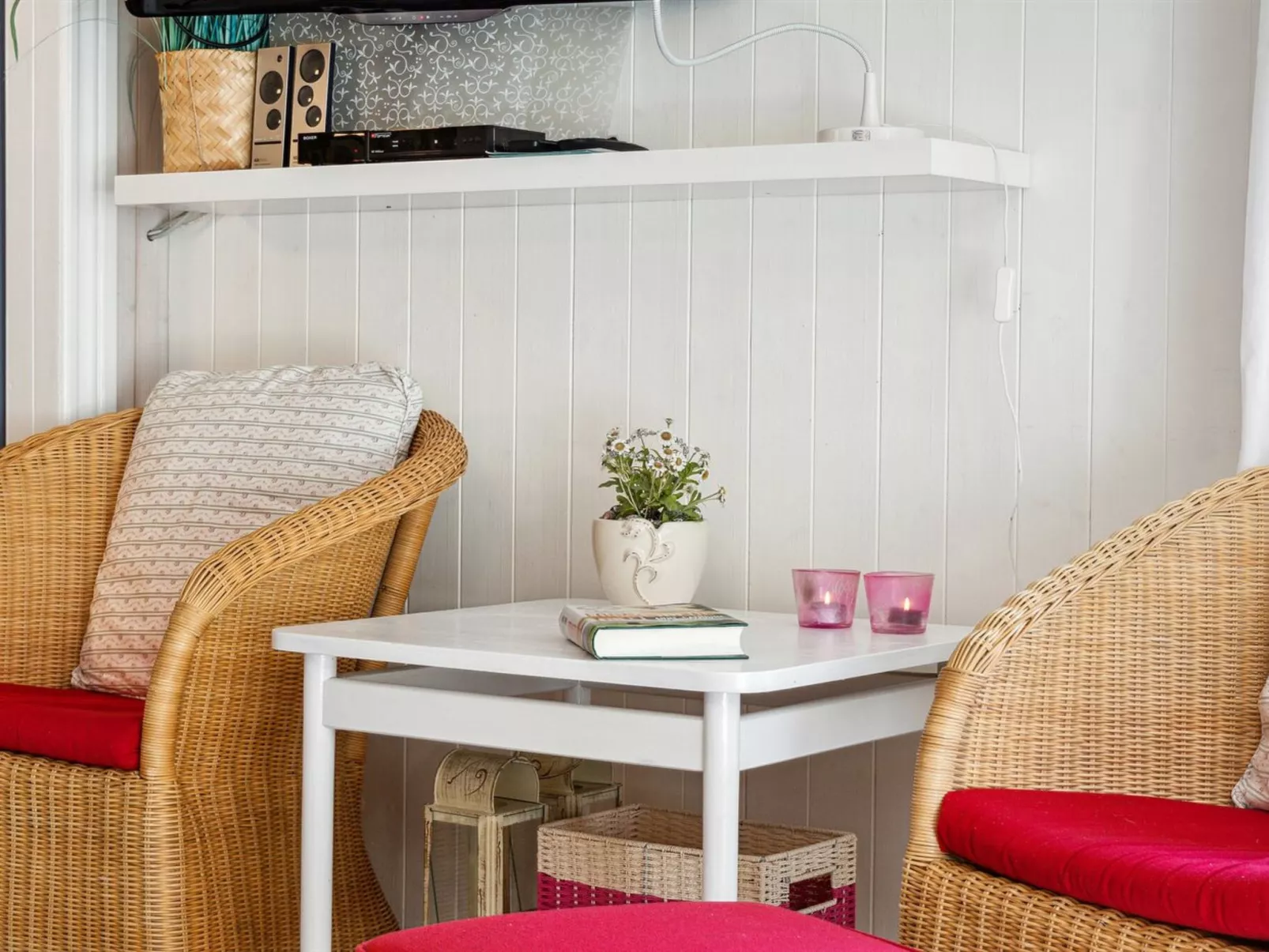 "Arild" - 10m from the sea-Binnen