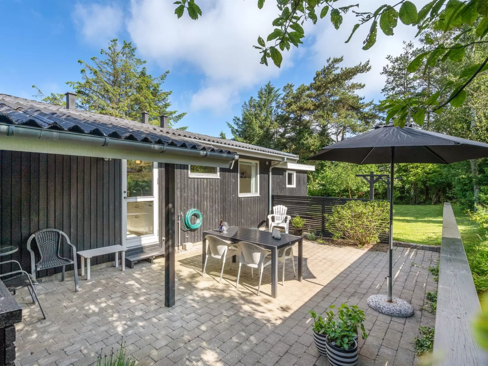 "Angantir" - 700m to the fjord-Buiten