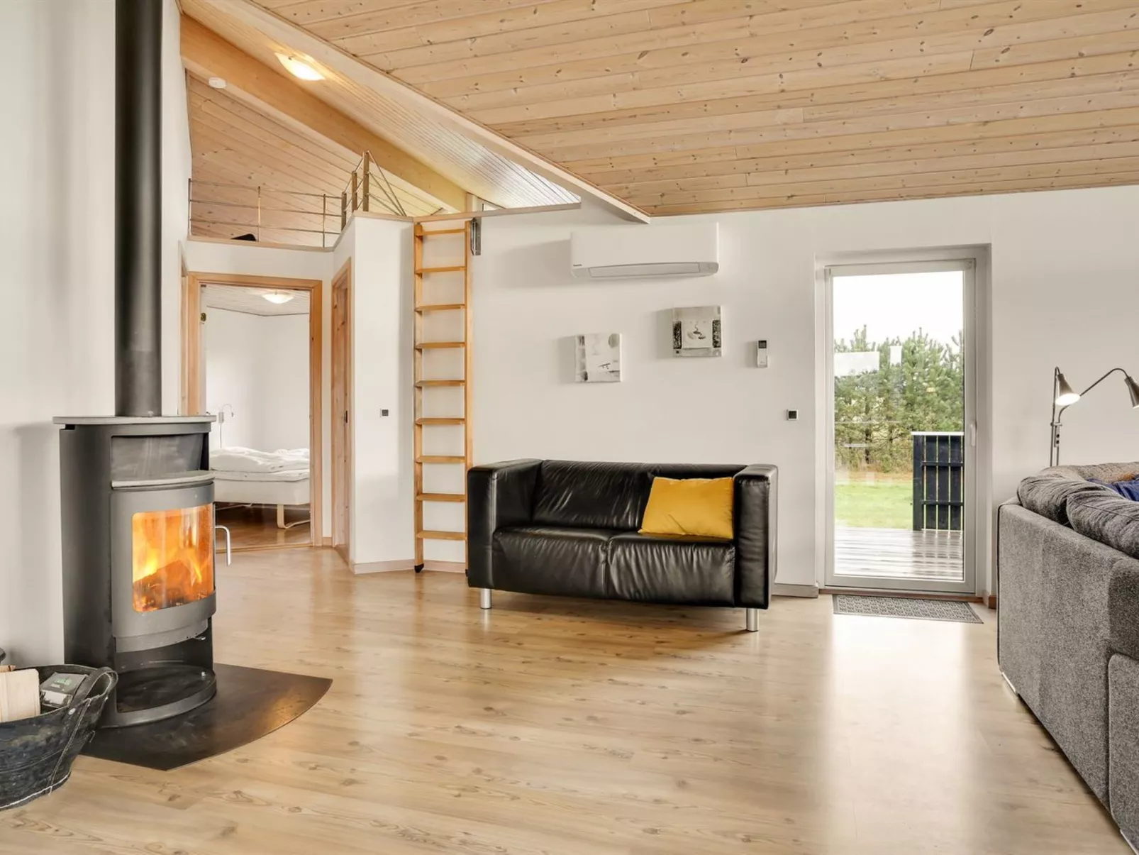 "Lirim" - 50m from the sea-Binnen