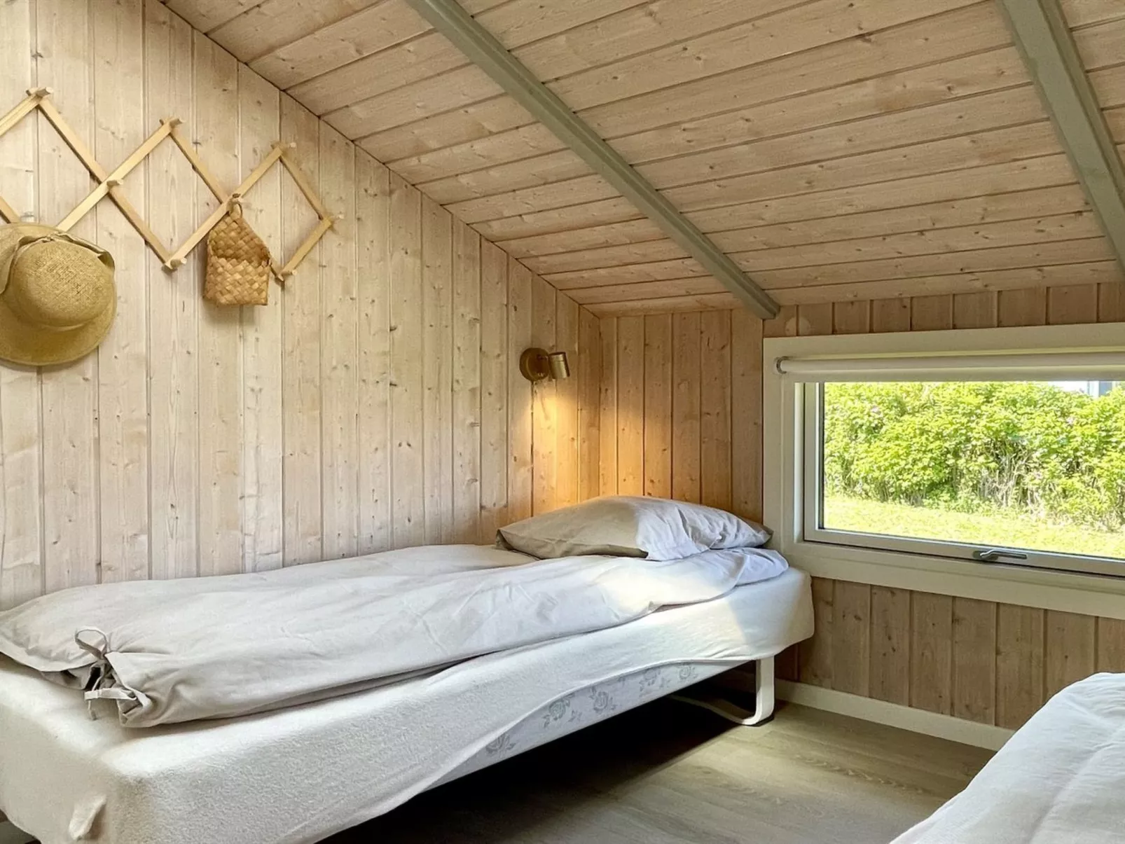 "Ely" - 300m from the sea-Binnen