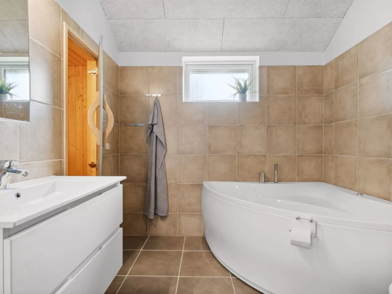 "Human" - 10.5km from the sea-Binnen