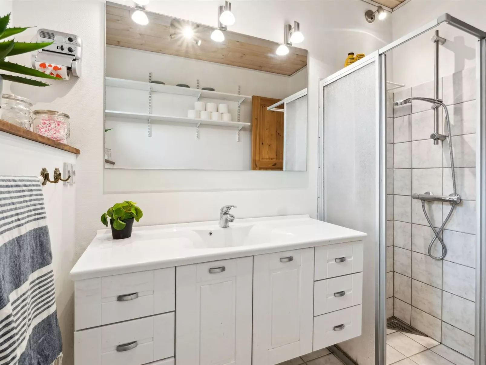 "Janin" - 400m from the sea-Binnen