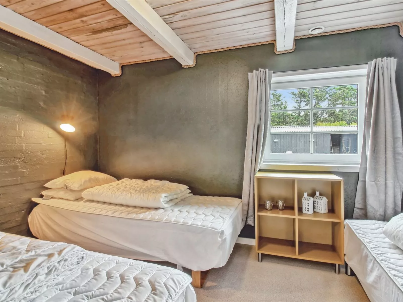 "Law" - 400m from the sea-Binnen