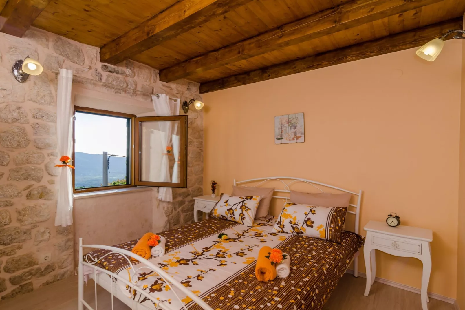 Villa Falcon Rook - Four-Bedroom Villa with Terrace and Swimming Pool-Slaapkamer