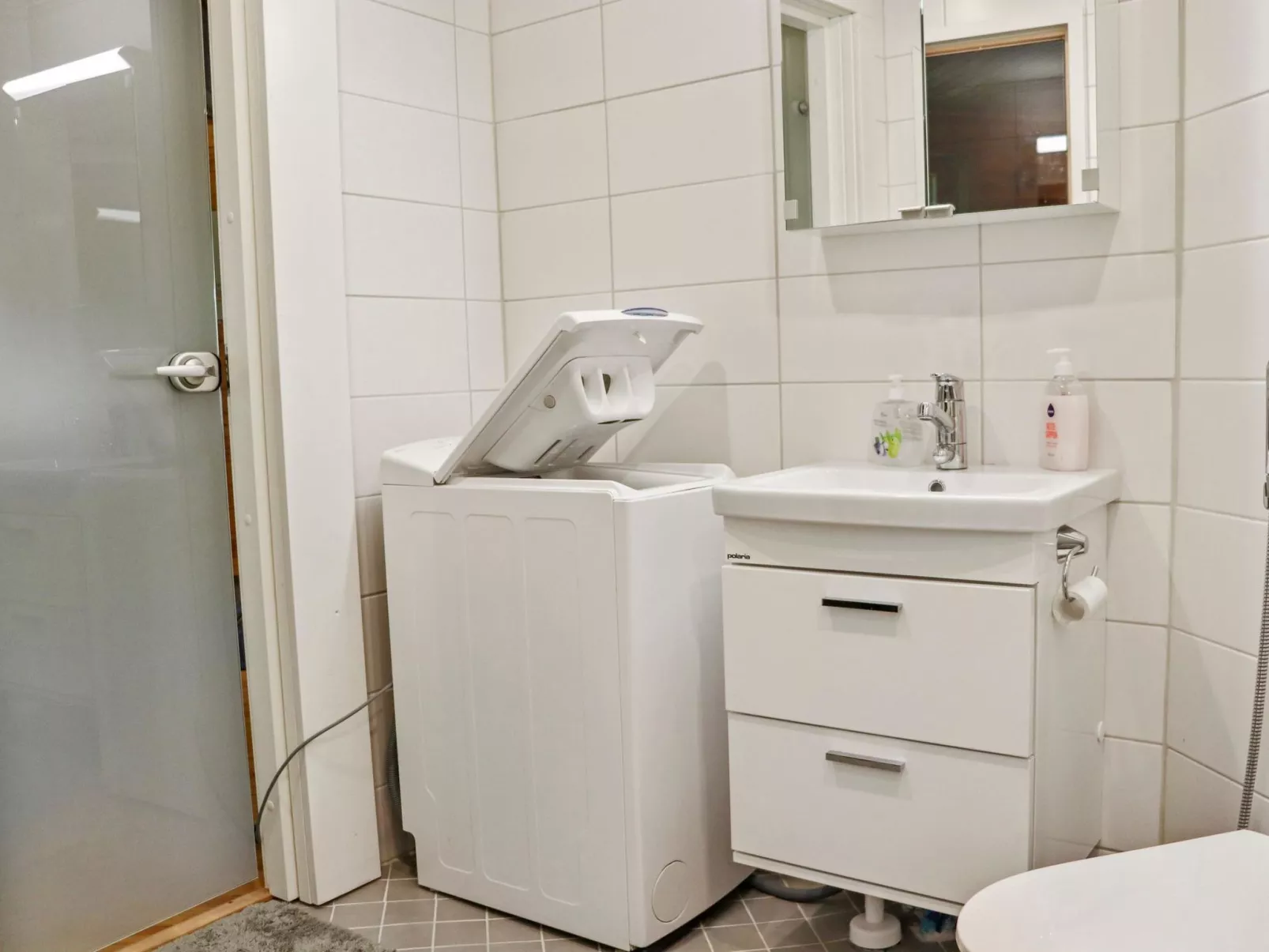 Hyryn herra mökki-Binnen